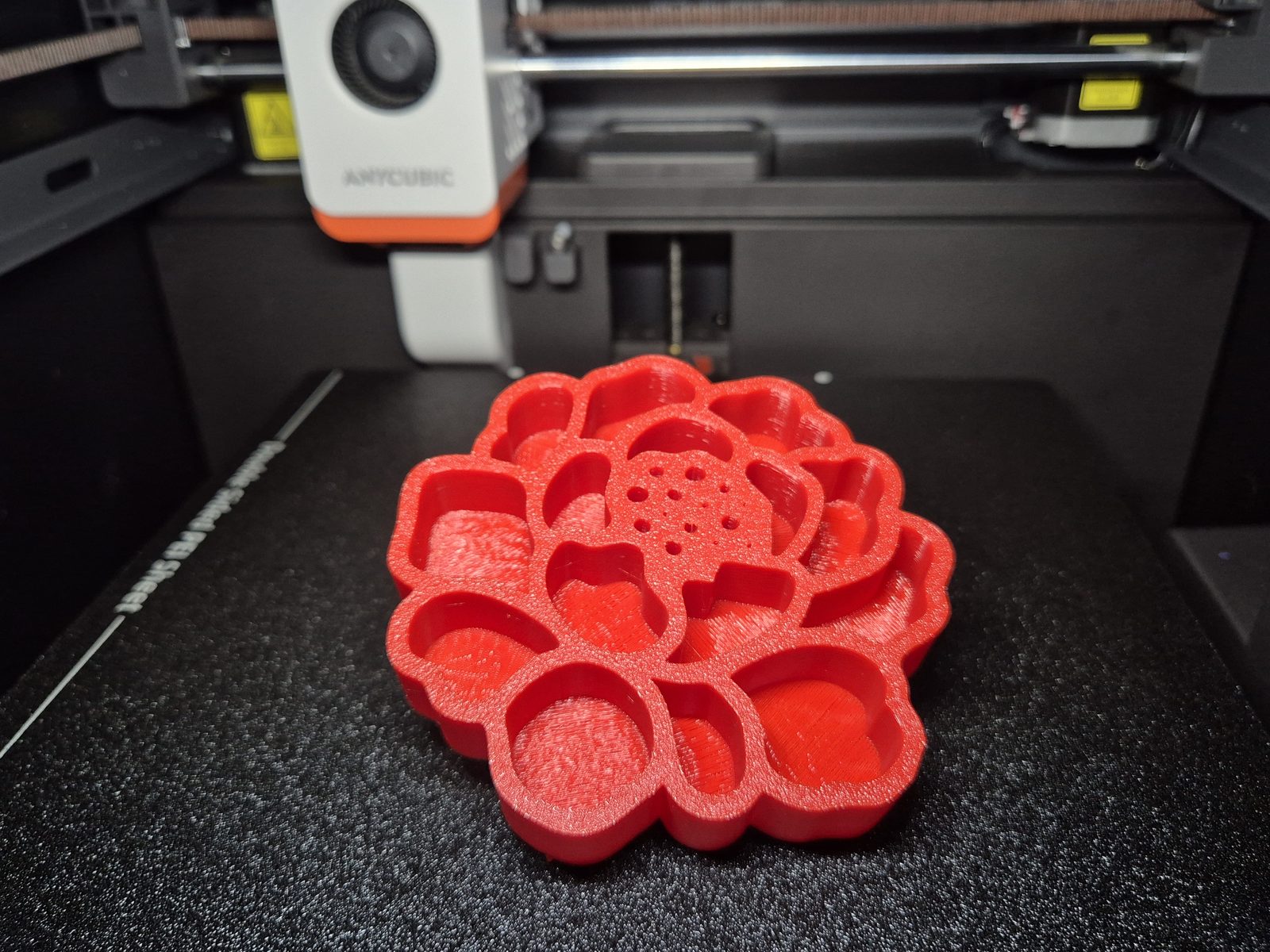 Frisch gedruckte, blütenförmige Gartendeko im 3D-Drucker