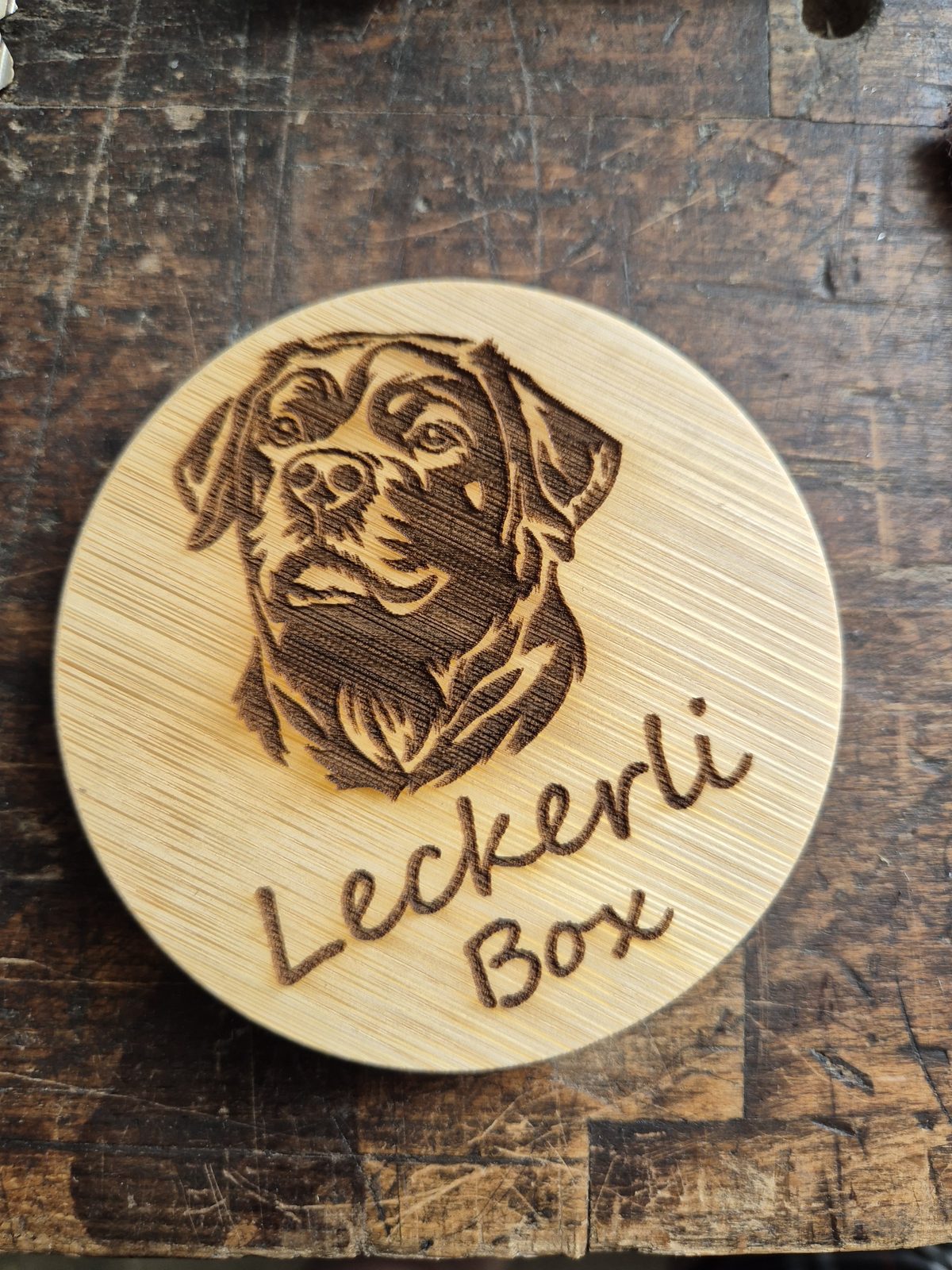 Graviertes Holz-Leckerli-Box mit individuellem Hundeportrait