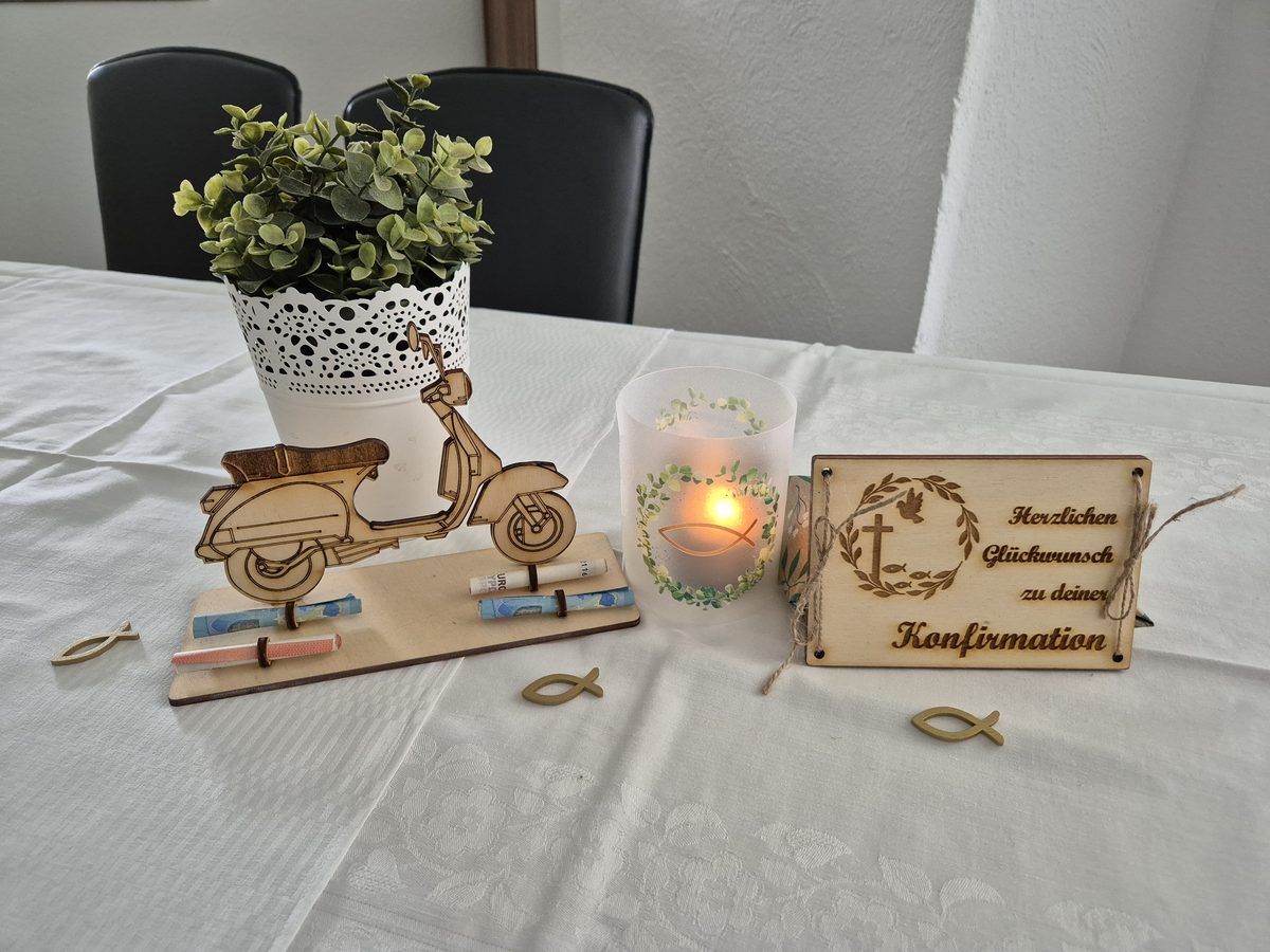Lasergeschnittenes Vespa-Modell aus Holz als Tischdekoration