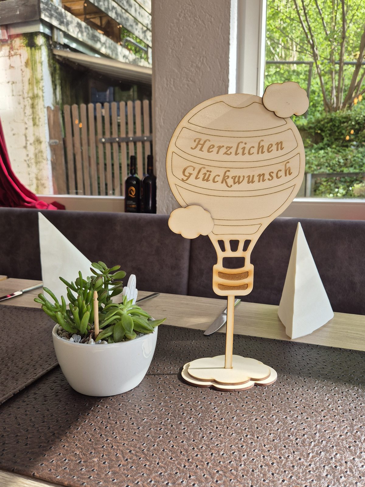 Graviertes Holzschild "Herzlichen Glückwunsch" als Tischdekoration
